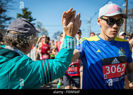 Hopkinton, Massachusetts, USA. 18. April 2016. Kurz nach der Startschuss, der Elite Männer und Welle 1 Felder begeben Sie sich auf den Kurs in Boston. John Kavouris/Alamy Live-Nachrichten. Stockfoto