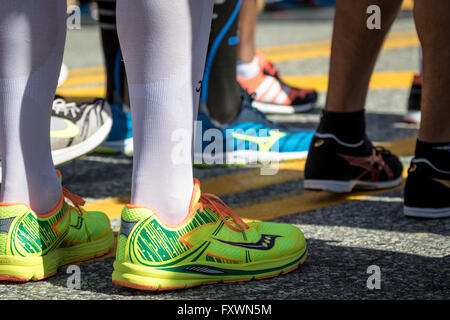 Hopkinton, Massachusetts, USA. 18. April 2016. Elite Männer Line-up, Momente vor dem Start des 120. Boston Marathon. John Kavouris/Alamy Live-Nachrichten. Stockfoto