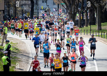 Boston, MA, USA. 18. April 2016. Über 30.000 Teilnehmer nehmen an den 2016-Boston-Marathon teil. Dieses Jahr markiert die 120. Auflage des Rennens und der 50. Jahrestag der TeilnehmerInnen. John Kavouris/Alamy Live-Nachrichten. Stockfoto