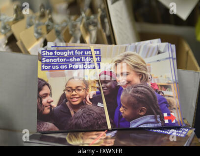 17. April 2016 - ist Garden City, New York, USA - Kampagne Literatur, einschließlich Postkarten mit Foto von Hillary Clinton, primäre Präsidentschaftskandidat, mit diversen Mädchen bereit, von Freiwilligen auf dem werben Anpfiff im Nassau County demokratischen Büro Bestandteil der GOTV erhalten Out The Vote für Hillary viertägige Wochenend-Veranstaltung abgeholt werden. (Kredit-Bild: © Ann Parry über ZUMA Draht) Stockfoto