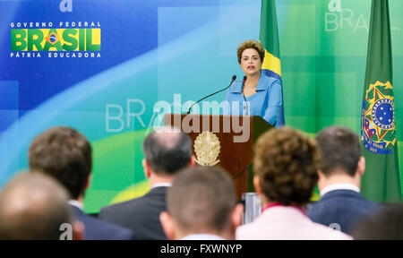 Brasilia, Brasilien. 18. April 2016. Abbildung von Brasiliens Präsidentschaft zur Verfügung gestellt die brasilianische Präsidentin Dilma Rousseff ein Statement im Planalto Palace in Brasilia, Brasilien, am 18. April 2016. Der brasilianische Abgeordnetenkammer oder das Unterhaus des Parlaments stimmten verschmähenden Präsidentin Dilma Rousseff am Sonntag. Bildnachweis: Roberto Stuckert Filho/Brazil Präsidentschaft/Xinhua/Alamy Live-Nachrichten Stockfoto