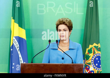 Brasilia, Brasilien. 18. April 2016. Abbildung von Brasiliens Präsidentschaft zur Verfügung gestellt die brasilianische Präsidentin Dilma Rousseff ein Statement im Planalto Palace in Brasilia, Brasilien, am 18. April 2016. Der brasilianische Abgeordnetenkammer oder das Unterhaus des Parlaments stimmten verschmähenden Präsidentin Dilma Rousseff am Sonntag. Bildnachweis: Roberto Stuckert Filho/Brazil Präsidentschaft/Xinhua/Alamy Live-Nachrichten Stockfoto