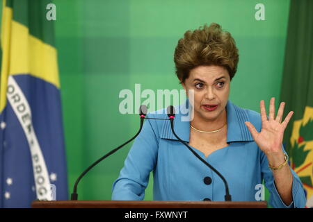 Brasilia, Brasilien. 18. April 2016. Brasilianische Präsidentin Dilma Rousseff macht eine Aussage im Planalto Palace in Brasilia, Brasilien, am 18. April 2016. Der brasilianische Abgeordnetenkammer oder das Unterhaus des Parlaments stimmten verschmähenden Präsidentin Dilma Rousseff am Sonntag. Bildnachweis: AGENCIA ESTADO/Xinhua/Alamy Live-Nachrichten Stockfoto