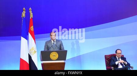 Kairo. 18. April 2016. Ägyptische Präsident Abdel Fattah Al-Sisi (L) und sein Besuch französischer Amtskollege Francois Hollande besuchen die Einweihung der ägyptisch-französische Wirtschaftsgipfel in Kairo am 18. April 2016. Der ägyptische Präsident Abdel Fattah Al-Sisi und sein Besuch französischer Amtskollege Francois Hollande erlebte die Einweihung der ägyptisch-französische Wirtschaftsgipfel in Kairo am Montag. Bildnachweis: MENA/Xinhua/Alamy Live-Nachrichten Stockfoto