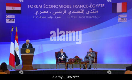 Kairo. 18. April 2016. Egyptian President Abdel Fattah al-Sisi (R) und sein Besuch französischer Amtskollege Francois Hollande (C) besuchen die Einweihung der ägyptisch-französische Wirtschaftsgipfel in Kairo am 18. April 2016. Der ägyptische Präsident Abdel Fattah Al-Sisi und sein Besuch französischer Amtskollege Francois Hollande erlebte die Einweihung der ägyptisch-französische Wirtschaftsgipfel in Kairo am Montag. Bildnachweis: MENA/Xinhua/Alamy Live-Nachrichten Stockfoto