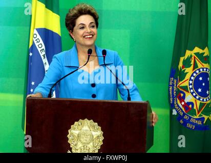 Brasilia, Brasilien. 18. April 2016. Brasilianische Präsidentin Dilma Rousseff während einer Pressekonferenz, die Reaktion auf ihre Anklage von der Abgeordnetenkammer am Präsidentenpalast Planalto 18. April 2016 in Brasilia, Brasilien. Rousseff blieb trotzig und schwor nicht abfinden. Bildnachweis: Planetpix/Alamy Live-Nachrichten Stockfoto