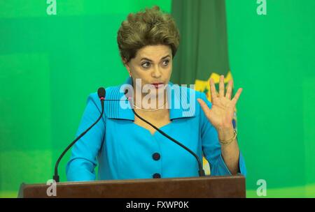 Brasilia, Brasilien. 18. April 2016. Brasilianische Präsidentin Dilma Rousseff während einer Pressekonferenz, die Reaktion auf ihre Anklage von der Abgeordnetenkammer am Präsidentenpalast Planalto 18. April 2016 in Brasilia, Brasilien. Rousseff blieb trotzig und schwor nicht abfinden. Bildnachweis: Planetpix/Alamy Live-Nachrichten Stockfoto