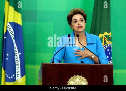 Brasilia, Brasilien. 18. April 2016. Brasilianische Präsidentin Dilma Rousseff während einer Pressekonferenz, die Reaktion auf ihre Anklage von der Abgeordnetenkammer am Präsidentenpalast Planalto 18. April 2016 in Brasilia, Brasilien. Rousseff blieb trotzig und schwor nicht abfinden. Bildnachweis: Planetpix/Alamy Live-Nachrichten Stockfoto