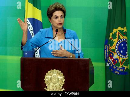 Brasilia, Brasilien. 18. April 2016. Brasilianische Präsidentin Dilma Rousseff während einer Pressekonferenz, die Reaktion auf ihre Anklage von der Abgeordnetenkammer am Präsidentenpalast Planalto 18. April 2016 in Brasilia, Brasilien. Rousseff blieb trotzig und schwor nicht abfinden. Bildnachweis: Planetpix/Alamy Live-Nachrichten Stockfoto