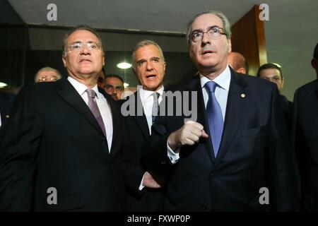 Brasilia, Brasilien. 18. April 2016. Brasilianische Senatspräsident Renan Calheiros erhält links, Sprecher der Kammer der Abgeordneten Eduardo Cunha, wie er kommt, um die Anklage von Präsidentin Dilma Rousseff 18. April 2016 in Brasilia, Brasilien Ergebnisse. Rousseff blieb trotzig und schwor nicht abfinden. Bildnachweis: Planetpix/Alamy Live-Nachrichten Stockfoto