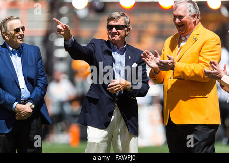 Knoxville, TN, USA. 16. April 2016. ehemaliger Südcarolina Cheftrainer Steve Spurrier Spurrier hieß den 2016 Empfänger der Trophée Neyland vor der University of Tennessee Orange und weiß Intrasquad Scrimmage Neyland Stadium in Knoxville, TN Tim Gangloff/CSM/Alamy Live News Stockfoto