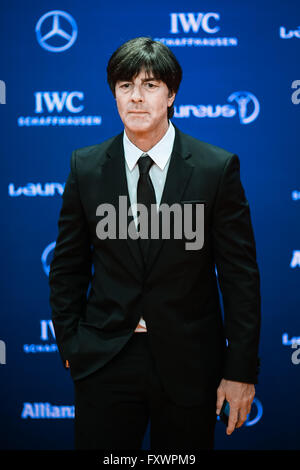 Berlin, Deutschland. 18. April 2016. Fußball-Team-Coach Joachim Loew posiert auf dem roten Teppich bei der Verleihung der Laureus World Sports Awards in Berlin, Deutschland, 18. April 2016. Bildnachweis: Zhang Fan/Xinhua/Alamy Live-Nachrichten Stockfoto