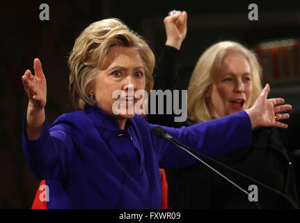 New York, USA. 18. April 2016. Demokratischen Präsidenten hoffnungsvollen HILLARY CLINTON und US-Senator KIRSTEN GILLIBRAND besuchen die "Damen für Hillary Rallye" im New York Hilton Hotel statt. Bildnachweis: Nancy Kaszerman/ZUMA Draht/Alamy Live-Nachrichten Stockfoto