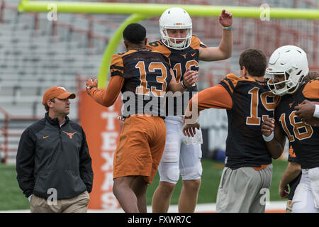 16. April 2016: Texas Longhorns quarterback Shane Buechele (16) und Texas Longhorns vor quarterback Jerrod gehört (13), während die Orange und weiße Feder Spiel im Darrell K Royal - Texas Memorial Stadium in Austin, TX Tim Warner/CSM. Stockfoto