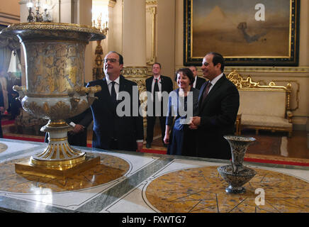 Kairo, Ägypten. 18. April 2016. Ein Handout Foto zur Verfügung gestellt von der ägyptischen Präsidentschaft zeigt französische Präsident Francois Hollande und sein ägyptischer Amtskollege Abdul Fatah Al-Sisi bei einem bilateralen Treffen in Abdin Palast in Kairo, Ägypten, 18. April 2016. Hollande ist in Ägypten zu einem offiziellen Besuch in bilateralen Beziehungen zwischen den beiden Ländern stärken © ägyptische Präsident Büro/APA Bilder/ZUMA Draht/Alamy Live News Stockfoto