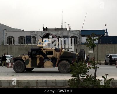 Kabul, Afghanistan. 19. April 2016. Eine afghanische Sicherheitsfahrzeug Patrouillen am Standort Angriff, da die Schießerei in Kabul, 19. April 2016 noch im Gange ist. Mindestens 40 Menschen verletzt wurden, nachdem eine tödliche Explosion und der anschließenden Schießerei in der Nähe der afghanischen Präsidentenpalast am Dienstag erschüttert, sagte ein Beamter der Gesundheit Xinhua. Bildnachweis: Jawid Omid/Xinhua/Alamy Live-Nachrichten Stockfoto