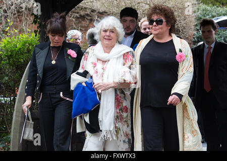 Shirley, Croydon, UK. 18. April 2016. Emma Corbett, Anne Hart und Sophie Corbett kommen für Ronnie Corbetts Trauerfeier in St. Johannes Evangelist-Kirche in Shirley, Croydon, Surrey. "Die zwei Ronnies" Star starb am 31. März 2016 mit einer vermuteten Bewegungsneuronkrankheit. Bildnachweis: London Pix/Alamy Live News Stockfoto