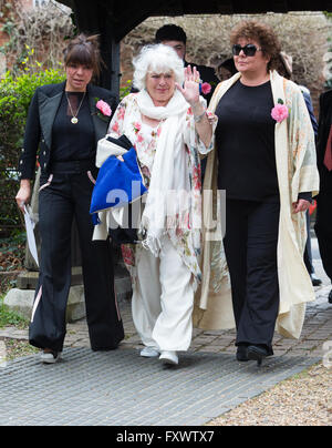 Shirley, Croydon, UK. 18. April 2016. Emma Corbett, Anne Hart und Sophie Corbett kommen für Ronnie Corbetts Trauerfeier in St. Johannes Evangelist-Kirche in Shirley, Croydon, Surrey. "Die zwei Ronnies" Star starb am 31. März 2016 mit einer vermuteten Bewegungsneuronkrankheit. Bildnachweis: London Pix/Alamy Live News Stockfoto