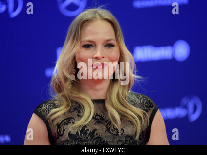 Berlin, Deutschland. 18. April 2016. Deutsche Ex-Boxer Regina Halmich kommt nach der Laureus Sport Awards in Berlin, Deutschland, 18. April 2016. Die Awards wurden zum 17. Mal verliehen. Foto: RAINER JENSEN/Dpa/Alamy Live-Nachrichten Stockfoto