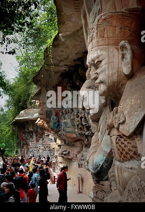 Peking, Chongqing Stadtbezirk. 3. April 2016. Touristen sehen Buddha-Statuen in der malerischen Gegend von Felsschnitzereien in Dazu Bezirk, Südwest-China Chongqing Stadtbezirk, 3. April 2016. Mehr als 50.000 einzelnen Felszeichnungen liegen in den Grotten von Dazu. Die Schnitzereien stammen aus dem 9. bis 13. Jahrhundert und wurden auf die Liste des Weltkulturerbes von der UNESCO 1999 gelegt. © Wang Song/Xinhua/Alamy Live-Nachrichten Stockfoto