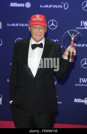 Berlin, Deutschland. 18. April 2016. Österreichische ehemalige Formel-1-Pilot Niki Lauda stellt mit seinem "Laureus Lifetime Achievement Award" bei den Laureus Sport Awards in Berlin, Deutschland, 18. April 2016. Die Awards wurden zum 17. Mal verliehen. Foto: Jörg CARSTENSEN/Dpa/Alamy Live News Stockfoto