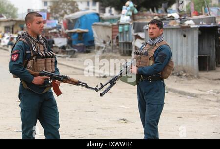 Kabul, Afghanistan. 19. April 2016. Afghanische Polizisten Wache am Standort Angriff in Kabul, Hauptstadt von Afghanistan, am 19. April 2016. Ein leistungsfähiges Selbstmordattentat gefolgt von Schüsse haben mehrere Menschenleben gefordert und 198 weitere verletzt wurden am Dienstag, sagte ein Beamter. Bildnachweis: Rahmat Alizadah/Xinhua/Alamy Live-Nachrichten Stockfoto