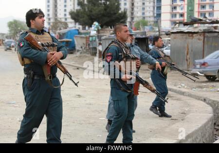 Kabul, Afghanistan. 19. April 2016. Afghanische Polizisten Wache am Standort Angriff in Kabul, Hauptstadt von Afghanistan, am 19. April 2016. Ein leistungsfähiges Selbstmordattentat gefolgt von Schüsse haben mehrere Menschenleben gefordert und 198 weitere verletzt wurden am Dienstag, sagte ein Beamter. Bildnachweis: Rahmat Alizadah/Xinhua/Alamy Live-Nachrichten Stockfoto