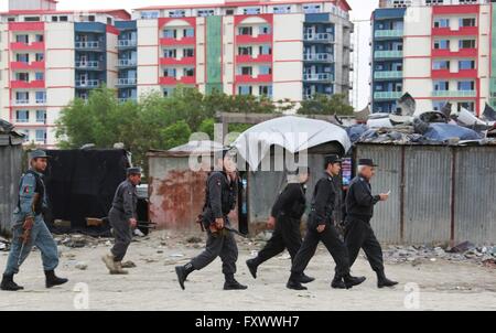 Kabul, Afghanistan. 19. April 2016. Afghanische Polizisten eilen attackierende Seite in Kabul, Hauptstadt von Afghanistan, am 19. April 2016. Ein leistungsfähiges Selbstmordattentat gefolgt von Schüsse haben mehrere Menschenleben gefordert und 198 weitere verletzt wurden am Dienstag, sagte ein Beamter. Bildnachweis: Rahmat Alizadah/Xinhua/Alamy Live-Nachrichten Stockfoto