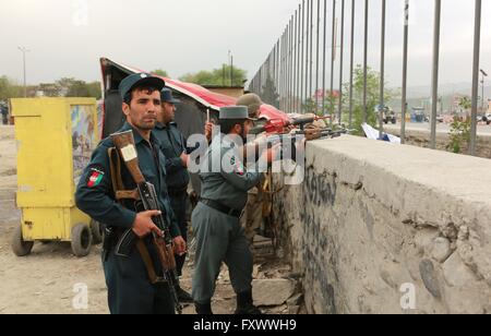 Kabul, Afghanistan. 19. April 2016. Afghanische Polizisten Wache am Standort Angriff in Kabul, Hauptstadt von Afghanistan, am 19. April 2016. Ein leistungsfähiges Selbstmordattentat gefolgt von Schüsse haben mehrere Menschenleben gefordert und 198 weitere verletzt wurden am Dienstag, sagte ein Beamter. Bildnachweis: Rahmat Alizadah/Xinhua/Alamy Live-Nachrichten Stockfoto