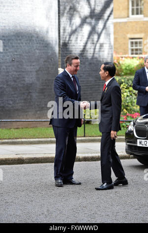 London, UK. 19. April 2016. Premierminister David Cameron begrüßt Präsident Joko Widodo Indonesien 10 Downing Street. Bildnachweis: Alan D West/Alamy Live-Nachrichten Stockfoto