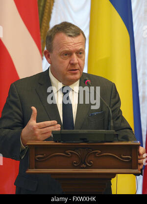 Premierminister von Dänemark Lars Løkke Rasmussen spricht während der gemeinsamen Pressekonferenz mit Präsident der Ukraine Petro Poroschenko in Kiew am 19. April 2016. 19. April 2016. Bildnachweis: Swoboda Stepanov/ZUMA Draht/Alamy Live-Nachrichten Stockfoto