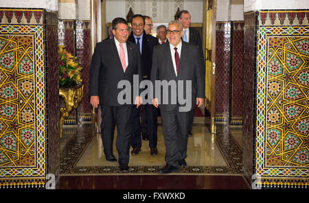 Rabat, Marokko. 18. April 2016. Deutsche Wirtschaftsminister Sigmar Gabriel (L) und Marokkos Prime Minister Abdelilah Benkirane (R) kommen für ein Abendessen im königlichen Palast in Rabat, Marokko, 18. April 2016. Zusammen mit einer Wirtschaftsdelegation besucht Gabriel Ägypten und Marokko bis 19. April 2016. Foto: BERND VON JUTRCZENKA/Dpa/Alamy Live-Nachrichten Stockfoto