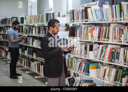 (160419)--GAZA, 19. April 2016 (Xinhua)--palästinensischen Iyad Hawilah, 25, liest ein Buch über familiäre Beziehungen in der öffentlichen Stadtbibliothek in Gaza-Stadt, am 18. April 2016. Iyad besucht die Bibliothek drei Mal pro Woche, und er liebt es, soziale Bücher zu lesen. 23. April ist der Welttag des Buches und Copyright-Tag. Es war eine natürliche Wahl für UNESCO Generalkonferenz, gehalten in Paris im Jahr 1995, Tribut zu zahlen ein weltweit zu Büchern und Autoren an diesem Datum, ermutigen alle, und besonders junge Menschen entdecken die Freude am lesen und gewinnen einen erneuten Respekt für die unersetzliche Beiträge Stockfoto