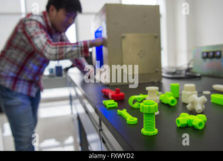 Chongqing, China Chongqing Stadtbezirk. 19. April 2016. Foto aufgenommen am 19. April 2016 zeigt einige Raumstation Komponenten von Mikro-g-3D-Drucker an einem Forschungszentrum in Südwest-China Chongqing Stadtbezirk, 19. April 2016 gedruckt. Das Forschungszentrum für Additive Manufacturing (3D-Druck) Technologie von Chongqing Institute of Green und intelligente Technologie kündigte am Dienstag, dass die ersten Mikro-g-3D-Drucker erfolgreich entwickelt wurde. © Liu Chan/Xinhua/Alamy Live-Nachrichten Stockfoto
