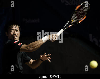 Barcelona, Katalonien, Spanien. 19. April 2016. KEI NISHIKORI Japans kehrt einen Ball während einer Trainingseinheit am zweiten Tag des "Barcelona Open Banc Sabadell" 2016. Bildnachweis: Matthias Oesterle/ZUMA Draht/Alamy Live-Nachrichten Stockfoto