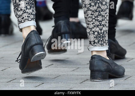 Brno, Tschechische Republik. 18. April 2016. 7. internationale Schritt-Festival startet in Brno, Tschechische Republik, am Montag, 18. April 2016. © Vaclav Salek/CTK Foto/Alamy Live-Nachrichten Stockfoto