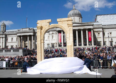 London, UK. 19. April 2016. Londoner Bürgermeister Boris Johnson besucht die offizielle Enthüllung des 3D Arch of Triumph-Replikat in Palmyra am Trafalgar Square. Die ursprüngliche Triumphbogen wurde zerstört durch militante Islamisten in Syrien Credit: Amer Ghazzal/Alamy Live-Nachrichten Stockfoto