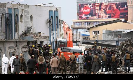 Kabul, Afghanistan. 19. April 2016. Afghanischen Sicherheit Kraft Mitglieder überprüfen die Website einen tödlichen Angriff in Kabul, Hauptstadt von Afghanistan, am 19. April 2016. Zahl der Todesopfer steigt auf 28 während 327 andere verwundet in Kabul tödliche Bombardierung, sagten Beamte am Dienstag. Bildnachweis: Rahmat Alizadah/Xinhua/Alamy Live-Nachrichten Stockfoto