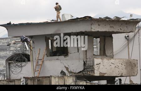 Kabul, Afghanistan. 19. April 2016. Ein afghanischer Sicherheit Kraft Mitglied prüft die Website einen tödlichen Angriff in Kabul, Hauptstadt von Afghanistan, am 19. April 2016. Zahl der Todesopfer steigt auf 28 während 327 andere verwundet in Kabul tödliche Bombardierung, sagten Beamte am Dienstag. Bildnachweis: Rahmat Alizadah/Xinhua/Alamy Live-Nachrichten Stockfoto