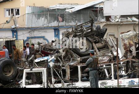 Kabul, Afghanistan. 19. April 2016. Afghanischen Sicherheit Kraft Mitglieder überprüfen die Website einen tödlichen Angriff in Kabul, Hauptstadt von Afghanistan, am 19. April 2016. Zahl der Todesopfer steigt auf 28 während 327 andere verwundet in Kabul tödliche Bombardierung, sagten Beamte am Dienstag. Bildnachweis: Rahmat Alizadah/Xinhua/Alamy Live-Nachrichten Stockfoto