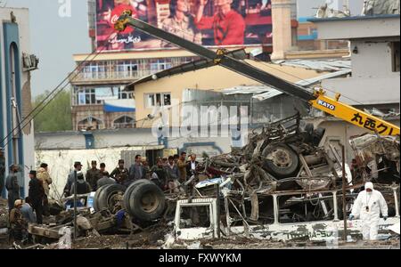 Kabul, Afghanistan. 19. April 2016. Afghanischen Sicherheit Kraft Mitglieder überprüfen die Website einen tödlichen Angriff in Kabul, Hauptstadt von Afghanistan, am 19. April 2016. Zahl der Todesopfer steigt auf 28 während 327 andere verwundet in Kabul tödliche Bombardierung, sagten Beamte am Dienstag. Bildnachweis: Rahmat Alizadah/Xinhua/Alamy Live-Nachrichten Stockfoto