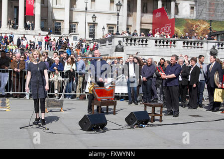 London, UK. 19. April 2016. Musiker bei der Enthüllung der 3D Triumphbogen Replica in Palmyra am Trafalgar Square. Die ursprüngliche Triumphbogen wurde zerstört durch militante Islamisten in Syrien Credit: Amer Ghazzal/Alamy Live-Nachrichten Stockfoto