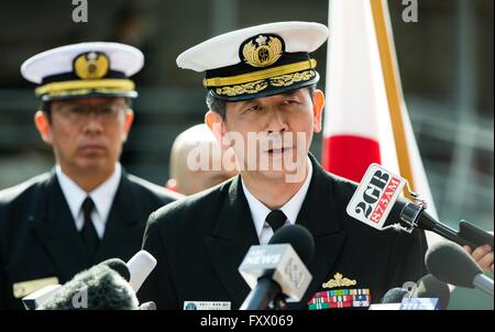 Sydney, Australien. 19. April 2016. Rear Admiral Ryo Sakai (R), Kommandant der Flotte Kraft der japanischen Maritime Selbstverteidigung Eskorte, spricht zu Medien in Sydney, Australien, 19. April 2016. Australien und Japan startete am Dienstag eine gemeinsame maritime Übung in Sydney. Bildnachweis: Matthew Burgess/Xinhua/Alamy Live-Nachrichten Stockfoto