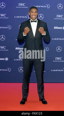 Berlin, Deutschland. 18. April 2016. Boxer Anthony Joshua ankommen für die Zeremonie des Laureus Sports Awards in Berlin, Deutschland, 18. April 2016. Foto: Jörg CARSTENSEN/Dpa/Alamy Live News Stockfoto