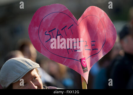 Dresden, Deutschland. 18. April 2016. Teilnehmer der Demonstration der GEPIDA ("genervt Inhabitans protestieren gegen Intoleranz von Dresdens Außenseitern") treffen am Theaterplatz in Dresden, Deutschland, 18. April 2016. Die PEGIDA-Bewegung ("Patriotischen Europäer gegen die Islamisierung des Abendlandes") hatte zu einer Demonstration in Dresden zur gleichen Zeit rief. Foto: ARNO BURGI/Dpa/Alamy Live-Nachrichten Stockfoto