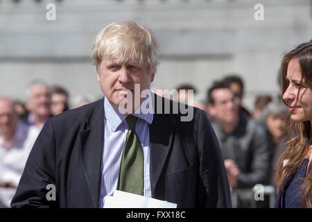 London, UK. 19. April 2016. Londoner Bürgermeister Boris Johnson kommt für die offizielle Enthüllung der 3D Triumphbogen Replica in Palmyra am Trafalgar Square. Die ursprüngliche Triumphbogen wurde zerstört durch militante Islamisten in Syrien Credit: Amer Ghazzal/Alamy Live-Nachrichten Stockfoto