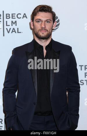Manhattan, New York, USA. 18. April 2016. Schauspieler Alex Pettyfer besucht die "Elvis & Nixon" Premiere während der 2016 Tribeca Film Festival am John Zuccotti Theater im BMCC Tribeca Performing Arts Center am 18. April 2016 in New York City. Bildnachweis: Miro Vrlik Fotografie/Alamy Live-Nachrichten Stockfoto