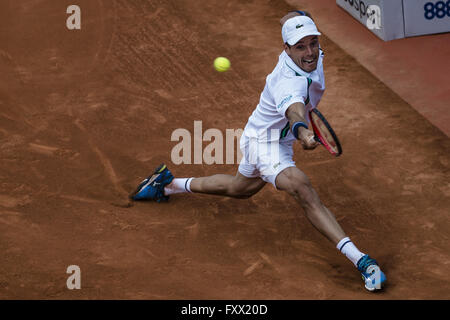 Barcelona, Katalonien, Spanien. 19. April 2016. ROBERTO BAUTISTA (ESP) gibt den Ball während der 2. Runde des "Barcelona Open Banc Sabadell" 2016, Karen Khachanov (RUS) zurück. Khachanov gewinnt in drei sets 6-3, 6-2, 6-7 Credit: Matthias Oesterle/ZUMA Draht/Alamy Live News Stockfoto