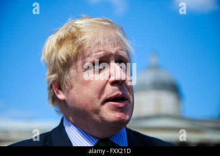 London, UK gibt 19. April 2016 - Boris Johnson, Bürgermeister von London ein Interview zu den Medien. Boris Johnson, Bürgermeister von London eröffnet ein Replikat des Palmyra "Atiumphal Bogen" in Trafalgar Square. Nach dem Trafalgar Square reist der Bogen nach Dubai und New York City für weitere öffentliche Zurschaustellung. Bildnachweis: Dinendra Haria/Alamy Live-Nachrichten Stockfoto