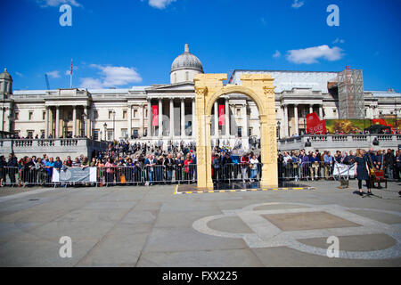 London, UK eröffnet 19. April 2016 - Boris Johnson, Bürgermeister von London ein Replikat des Palmyra "Atiumphal Bogen" in Trafalgar Square. Nach dem Trafalgar Square reist der Bogen nach Dubai und New York City für weitere öffentliche Zurschaustellung. Stockfoto